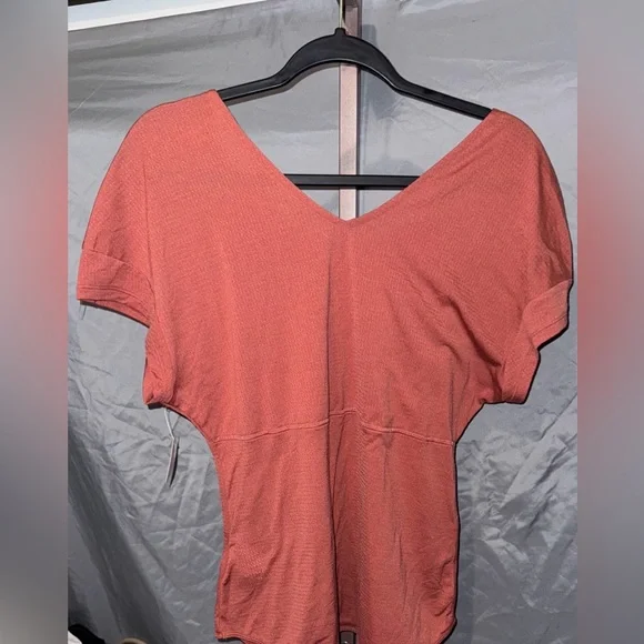 Nike Women's Rust BREATHE T-SHIRT size M - Picture 2 of 3